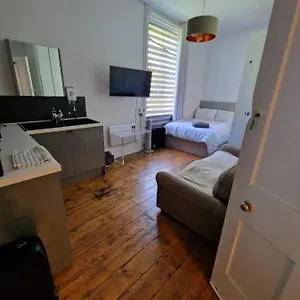 https://4-quiet-compact-studio-with-garden-view-in-central-hove.brighton-hotels-england.com