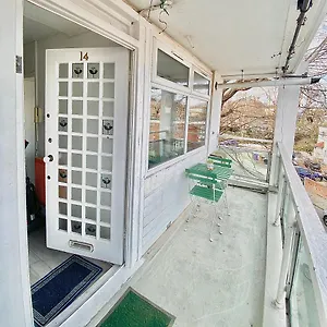 https://canary-wharf-view-house.cambridgehotelsuk.com